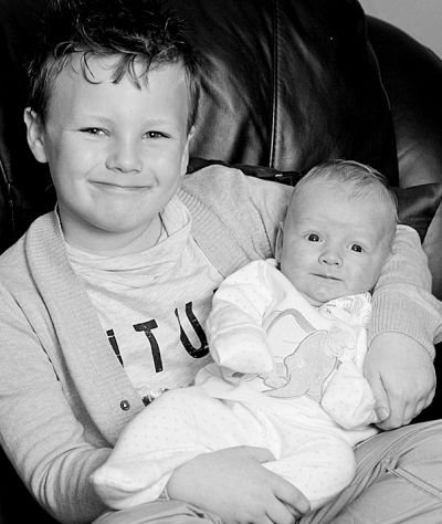 【外媒关注】英5岁男孩帮分娩母亲成功接生